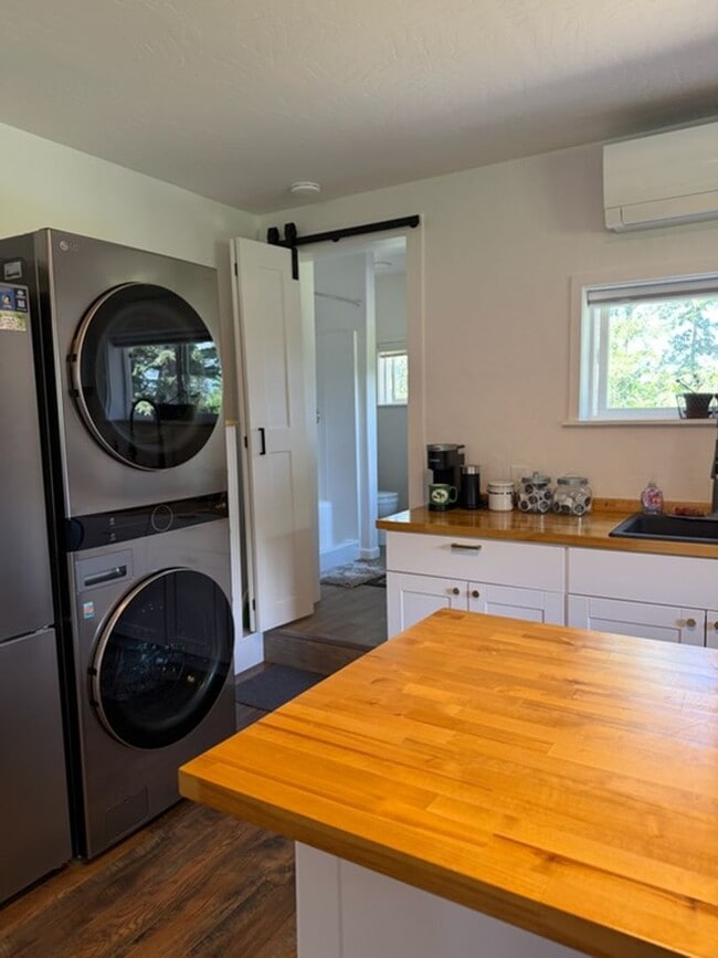 Building Photo - Charming Fully Furnished Studio Cottage in a Peaceful Country Setting