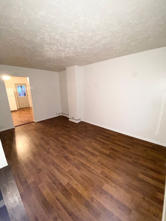 Building Photo - Great 2 Bedroom, 1 Bathroom in McKees Rock...
