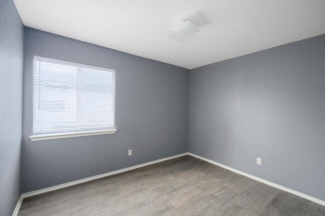 Building Photo - Stylish 3-Bed, 2-Bath Retreat with 1,061 S...