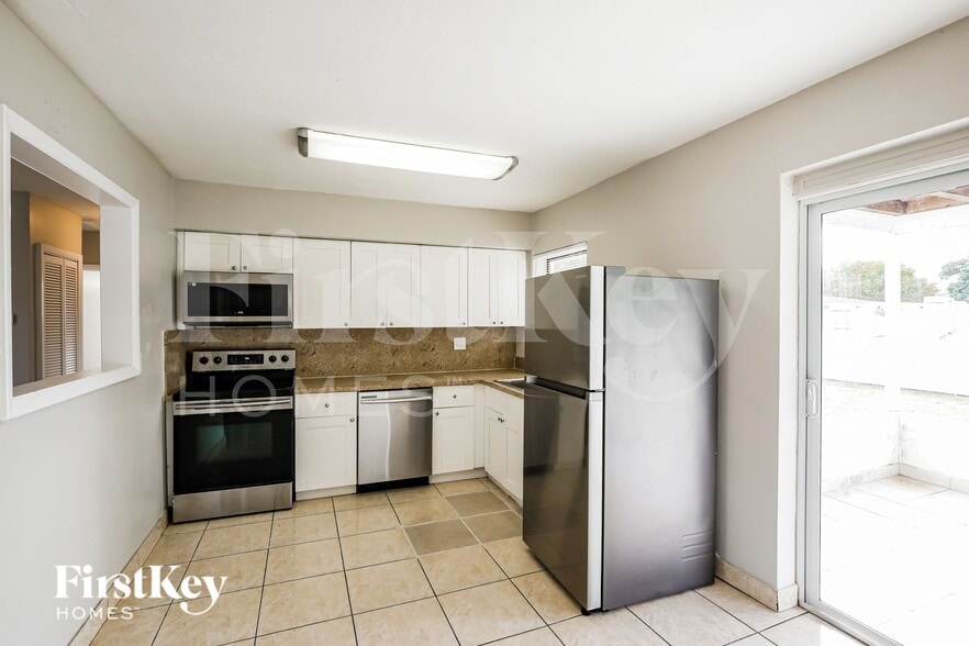 Building Photo - 18000 NW 6th Ct