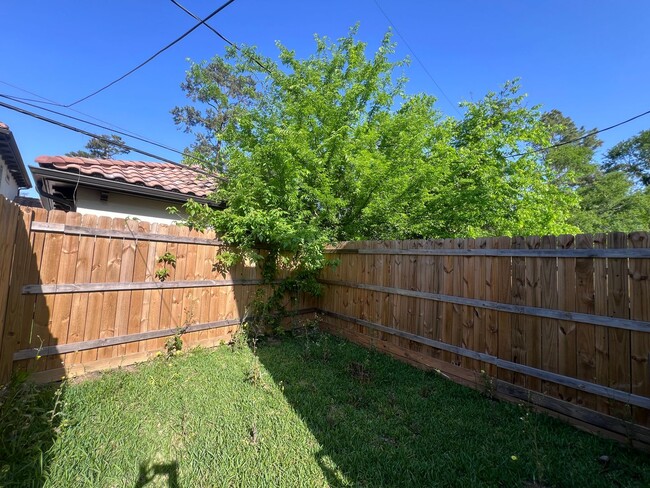 Building Photo - Updated 3-Bedroom Townhome for Rent in Eas...