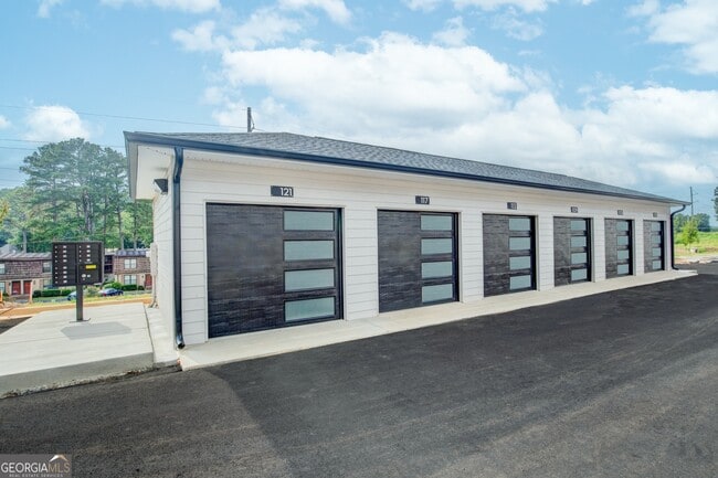 Building Photo - 77 Chateau Dr SE