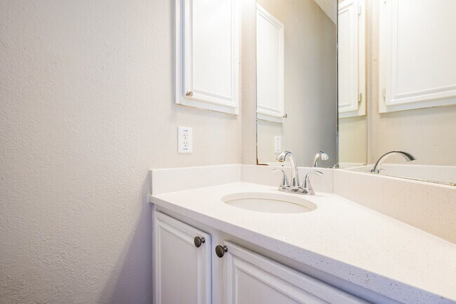 Building Photo - 2843 Red Oak Dr