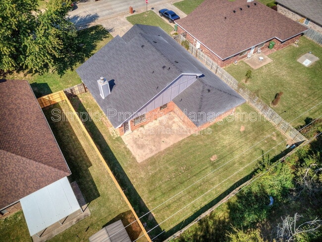 Building Photo - 2320 Yellowstone Dr