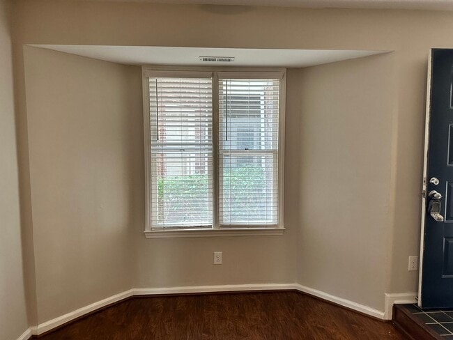 Building Photo - Adorable 2 Bedroom Condo!