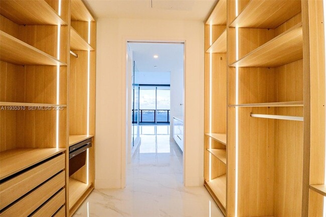 Building Photo - 700 NE 24th St