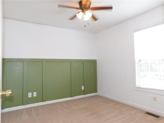 Building Photo - 576 Greenwood Park Way