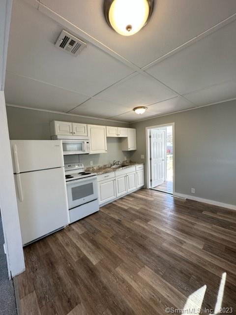 Building Photo - 8 Midway Oval