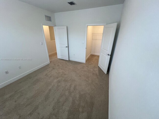 Building Photo - 136 SW 170th Ave