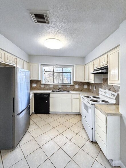 Building Photo - 16230 Pasadero Dr