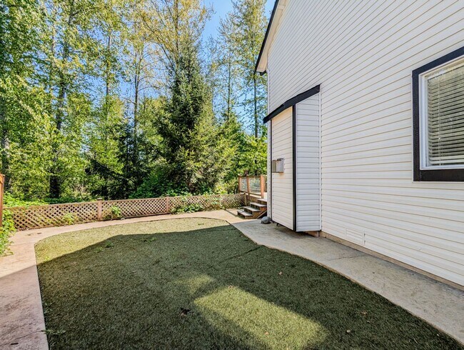 Building Photo - Beautifully maintained move-in ready 4-bed, 2.5-bath home with upgrades throughout!