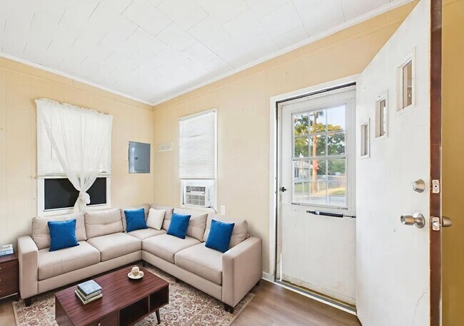 Building Photo - 1/2 OFF 1ST MONTH RENT - 2 Bedroom 1 Bathroom House for Rent