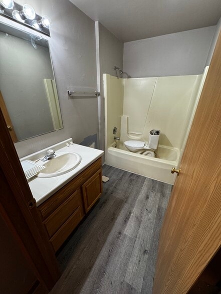 Building Photo - 726 S Main St