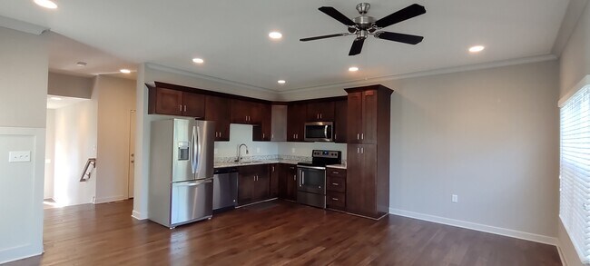 Building Photo - 15881 Valley View Dr
