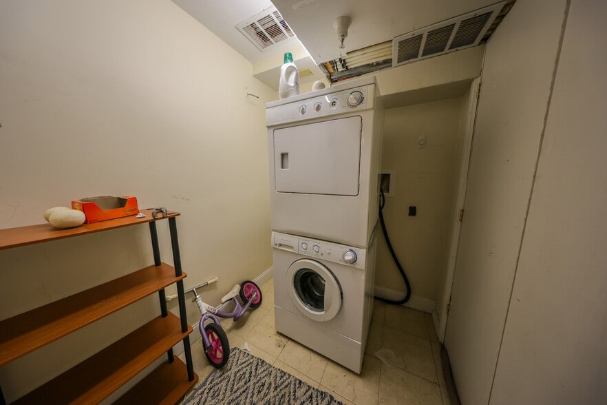 Building Photo - 1803 Beacon St