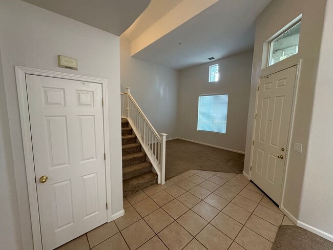 Building Photo - Great Two Story Large Bedroom, Bath Downst...