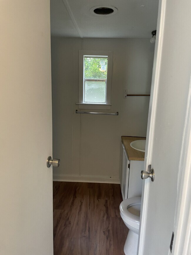 Building Photo - Two bedroom one bath single wide home available in Madison Heights.