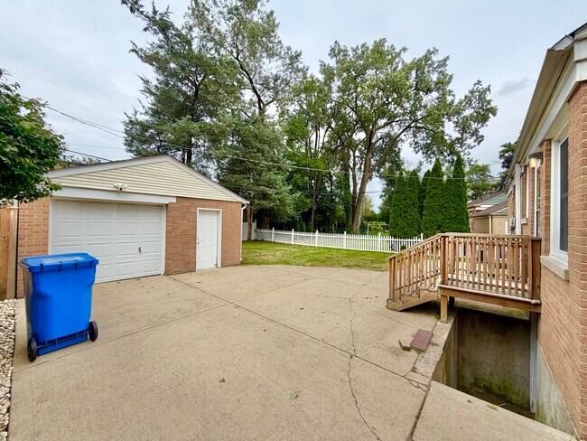 Building Photo - 5816 W Greenleaf Ave