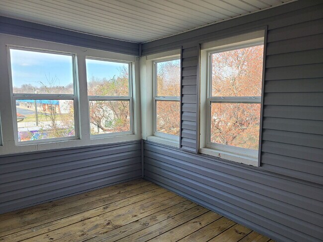 Building Photo - Charming home with wonderful yard!