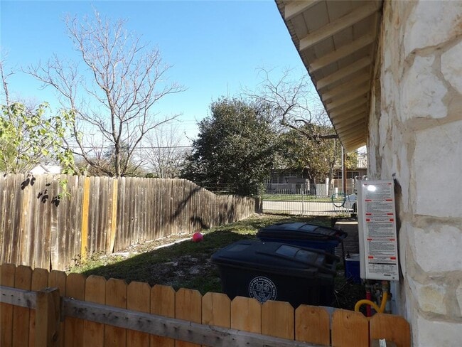 Building Photo - 459 E Commerce St