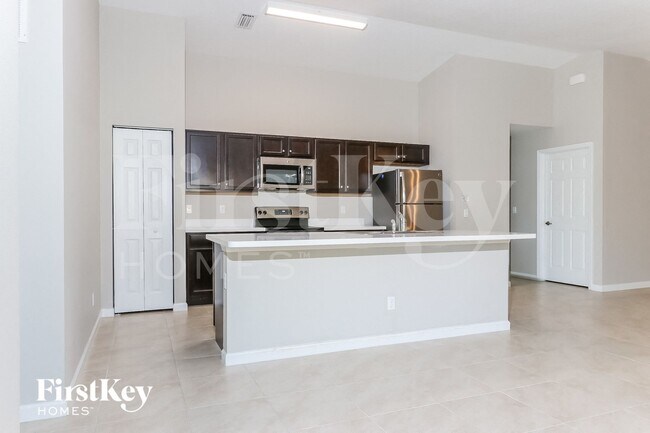 Building Photo - 1158 SW Eleuthera Ave