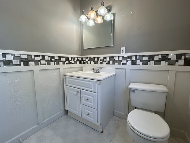 Building Photo - 1950 Bennett St