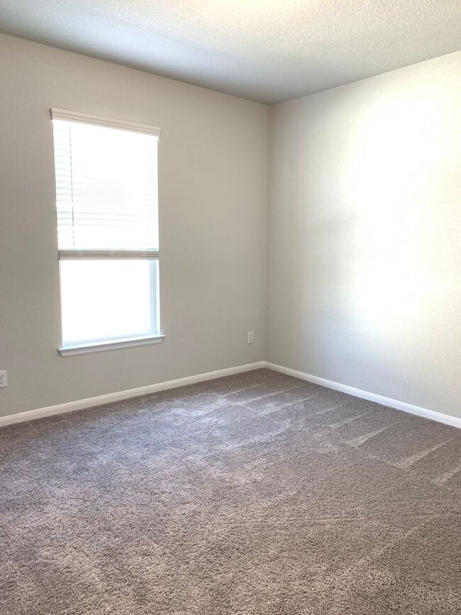 Building Photo - Large Single Level 4-bedroom in Oak Creek ...
