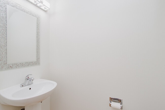 Building Photo - 1217 N Village Dr