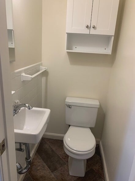 Building Photo - 24 Hobart Ln