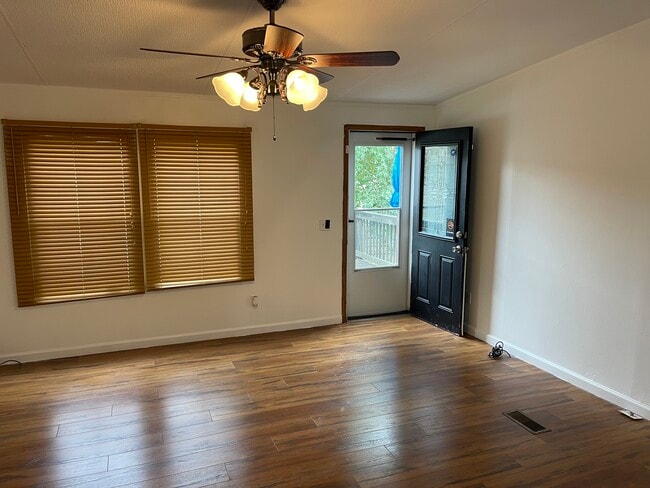 Living room area - 332 Helen St