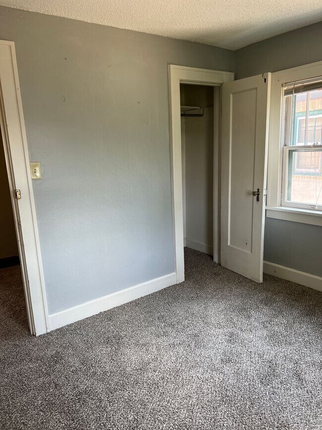 Building Photo - 3 bedroom/1 bath house