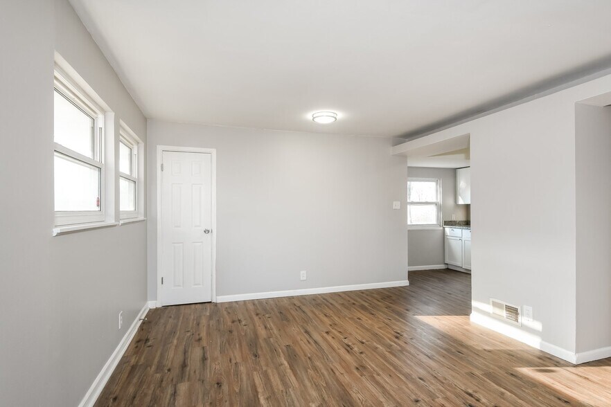 Building Photo - 142 Monteith Cir