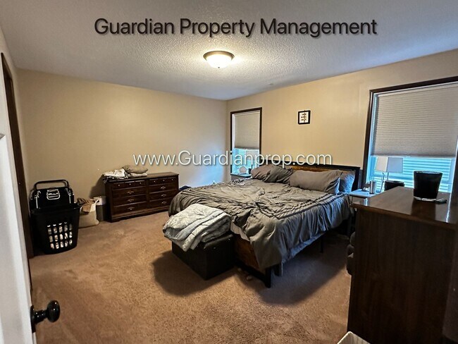 Building Photo - Lakeville End unit Town Home, Avail December, Two Car Garage, Dishwasher, W/D, 2.5 Baths