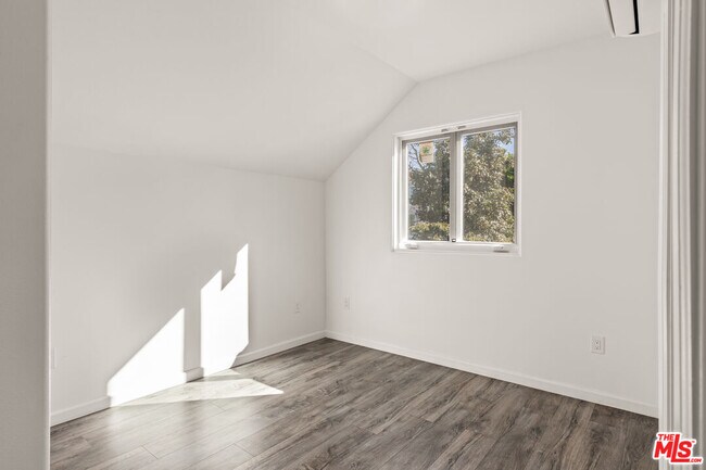 Building Photo - 929 W 23rd St