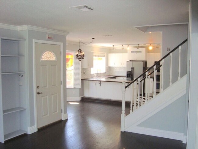 Building Photo - STUNNING TOWNHOME 2 BED 2.5 BATH 2 CAR GARAGE NORTH PARK/HILLCRES