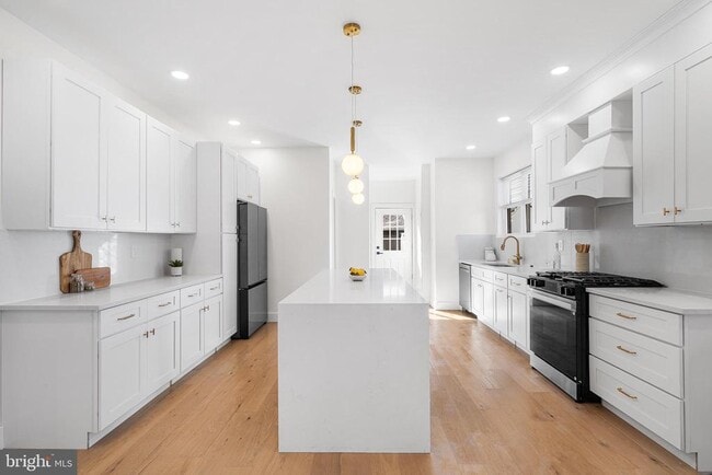 Building Photo - 703 Preston Ave