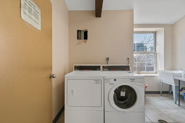 Building Photo - 196 Crown St