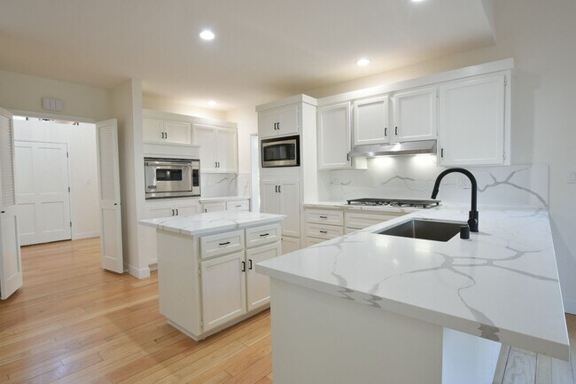 Building Photo - 5318 Fairway Dr
