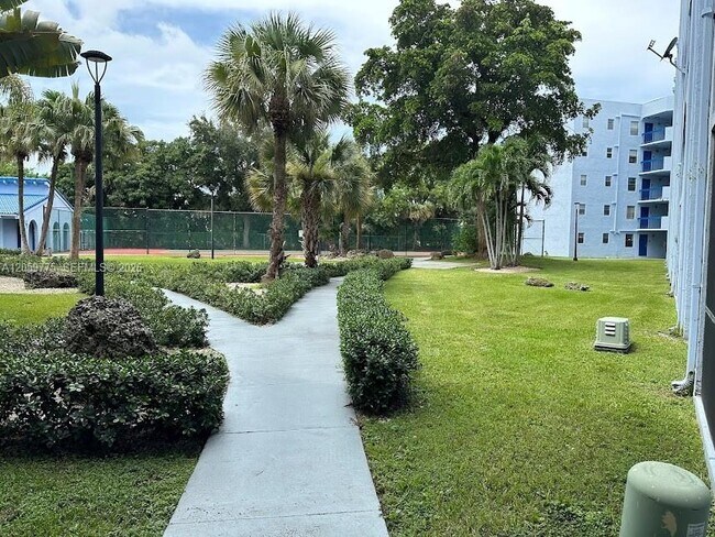 Building Photo - 9460 Fontainebleau Blvd