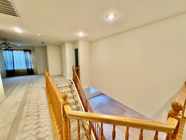 Building Photo - Huge 4 Bedroom + Den, 3 Bath Southside Hom...