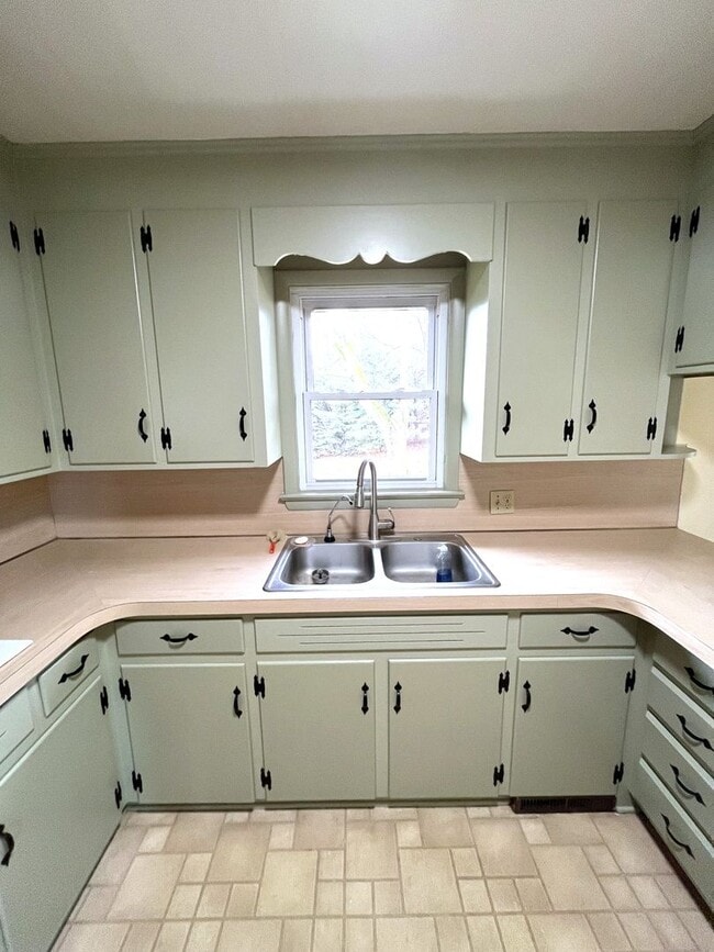 Building Photo - Beautifully Renovated Single-Family Ranch – 3 Beds, 2 Baths