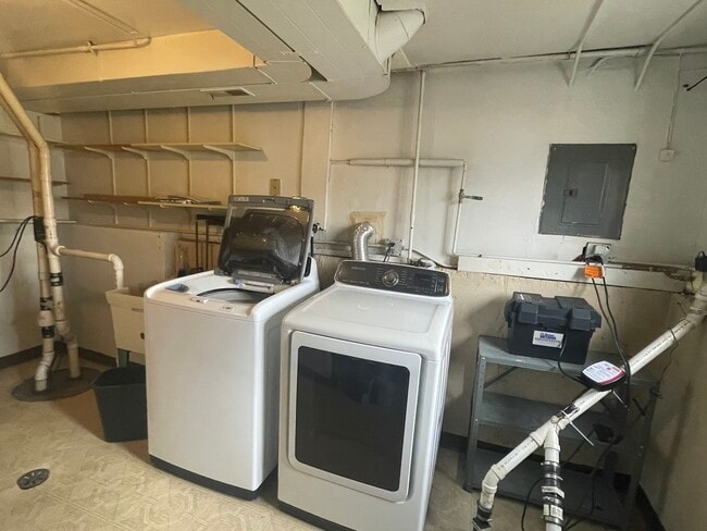 Building Photo - 566 Comstock Ave