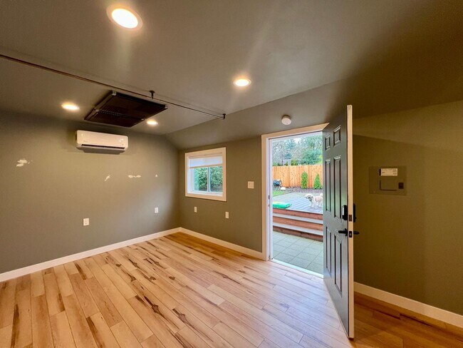 Building Photo - Charming 2 BD + Studio (Water Included)