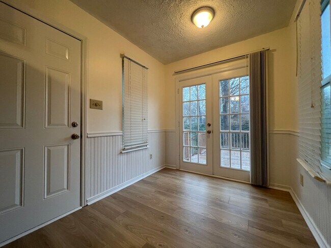 Building Photo - Move-in Ready!