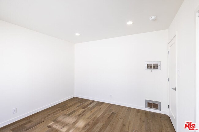 Building Photo - 1026 6th St