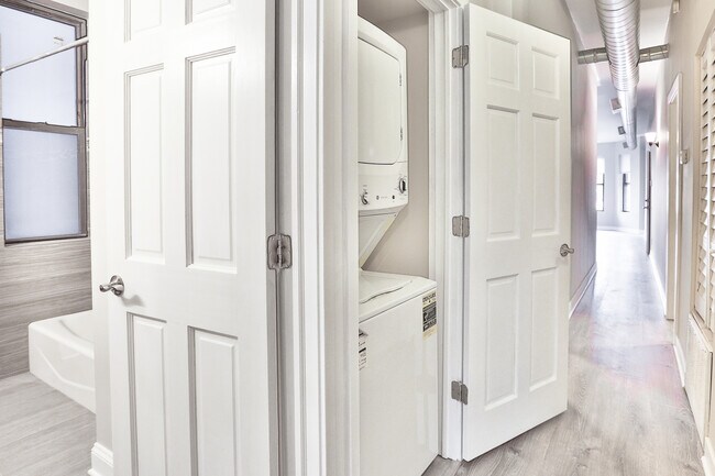 Building Photo - 1542 N Oakley Blvd