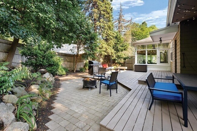 Building Photo - 44 Rolling Ln