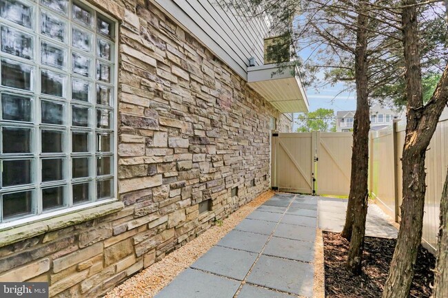 Building Photo - 2260 Lake Dr