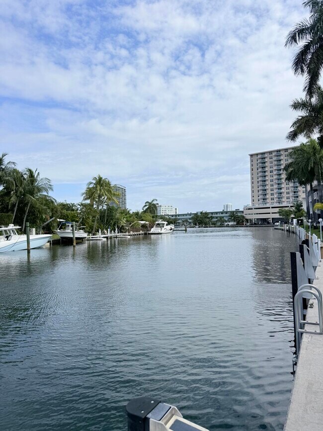 Building Photo - 470 Paradise Isle Blvd