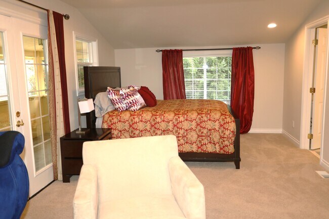 Building Photo - 3059 Bellevue Way NE